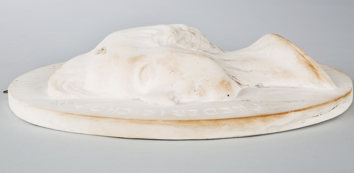 Oval plate. Relieff av F. Chopins hode i profil (venstre). Hvit gipsavstøpning.