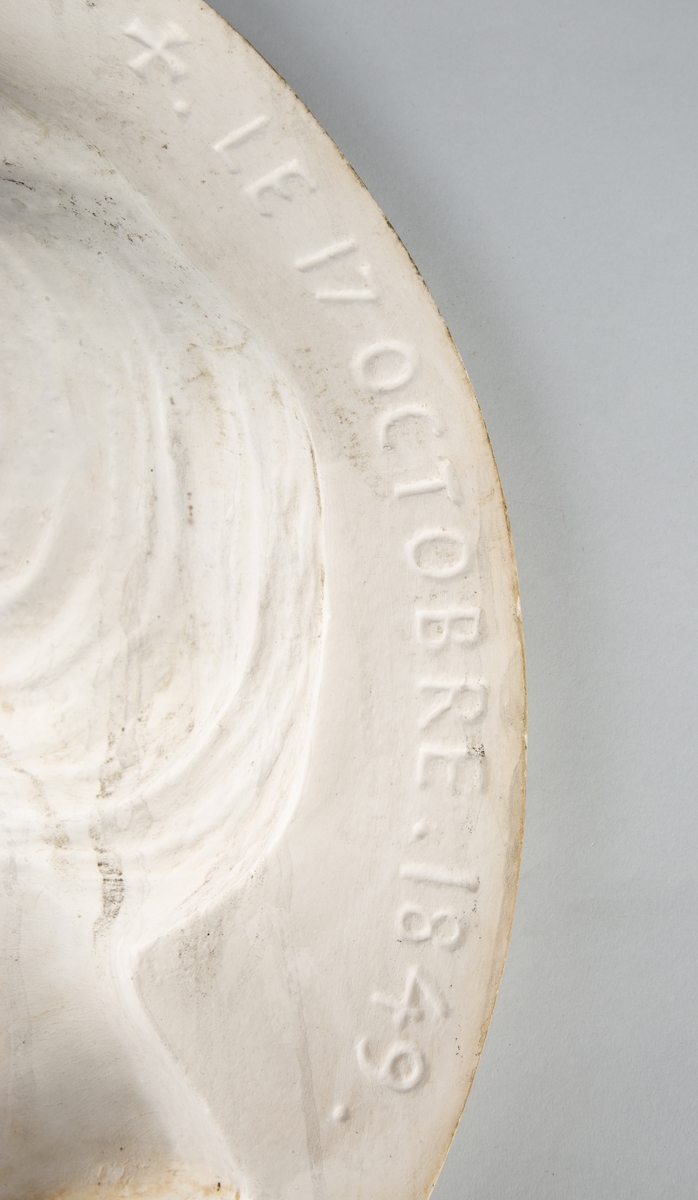 Oval plate. Relieff av F. Chopins hode i profil (venstre). Hvit gipsavstøpning.