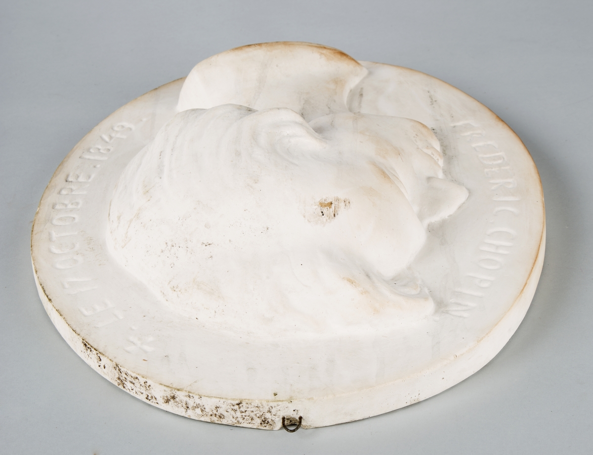 Oval plate. Relieff av F. Chopins hode i profil (venstre). Hvit gipsavstøpning.
