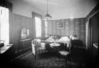 Grand Central Hotell. Sovrumsinteriör. Den 10 juli 1929.
Byggdes 1875 - 76 och fick namnet Hotel Prins Oscar, nuvarande namnet erhölls år 1891 och gjordes om till ett moriskt kafé. 1896 uppfördes i anslutning till trädgården en musikpaviljong i barockstil. 1919 köpte Oscar Zedrén hotellet.