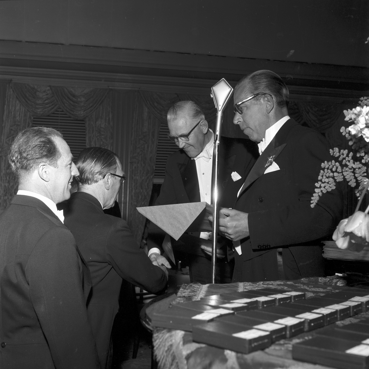 Ahlgrens Tekniska Fabrik AB, 70 årsjubileum.  Middag och medaljutdelning på Central Hotellet. 8 juni 1956.
