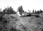 Mamma med sällskap på Öjeberget.                    Tidsomfånget är 1900 - 1940