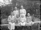 I trädgården. Tidsomfånget är 1900 - 1940