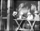 På verandan. Tidsomfånget är 1900 - 1940