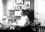 Vid skrivbordet. Tidsomfånget är 1900 - 1940