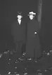Studenten Olof Hillström och lärarinnan Sigrid Paues ute i mörkret. Tidsomfånget är 1910- 1920