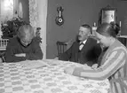 Vid matsalsbordet, söndag 28 oktober.       Tidsomfånget är 1900 - 1940
