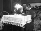 Vid bordet. Tidsomfånget är 1900 - 1940