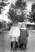 I trädgården. Tidsomfånget är 1900 - 1940