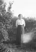 I trädgården. Tidsomfånget är 1900 - 1940