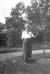 I trädgården. Tidsomfånget är 1900 - 1940