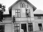 Målning av huset. Tidsomfånget är 1900 - 1940