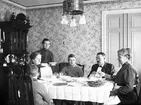 Vid middagsbordet. Tidsomfånget är 1900 - 1940