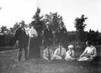 I trädgården. Tidsomfånget är 1900 - 1940