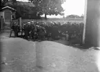 Militärer vid husknuten. Tidsomfånget är 1900 - 1940