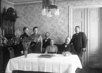 Vid matsalsbordet. Tidsomfånget är 1900 - 1940