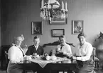 Vid bordet. Tidsomfånget är 1900 - 1940