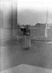 I trädgården. Tidsomfånget är 1900 - 1940
