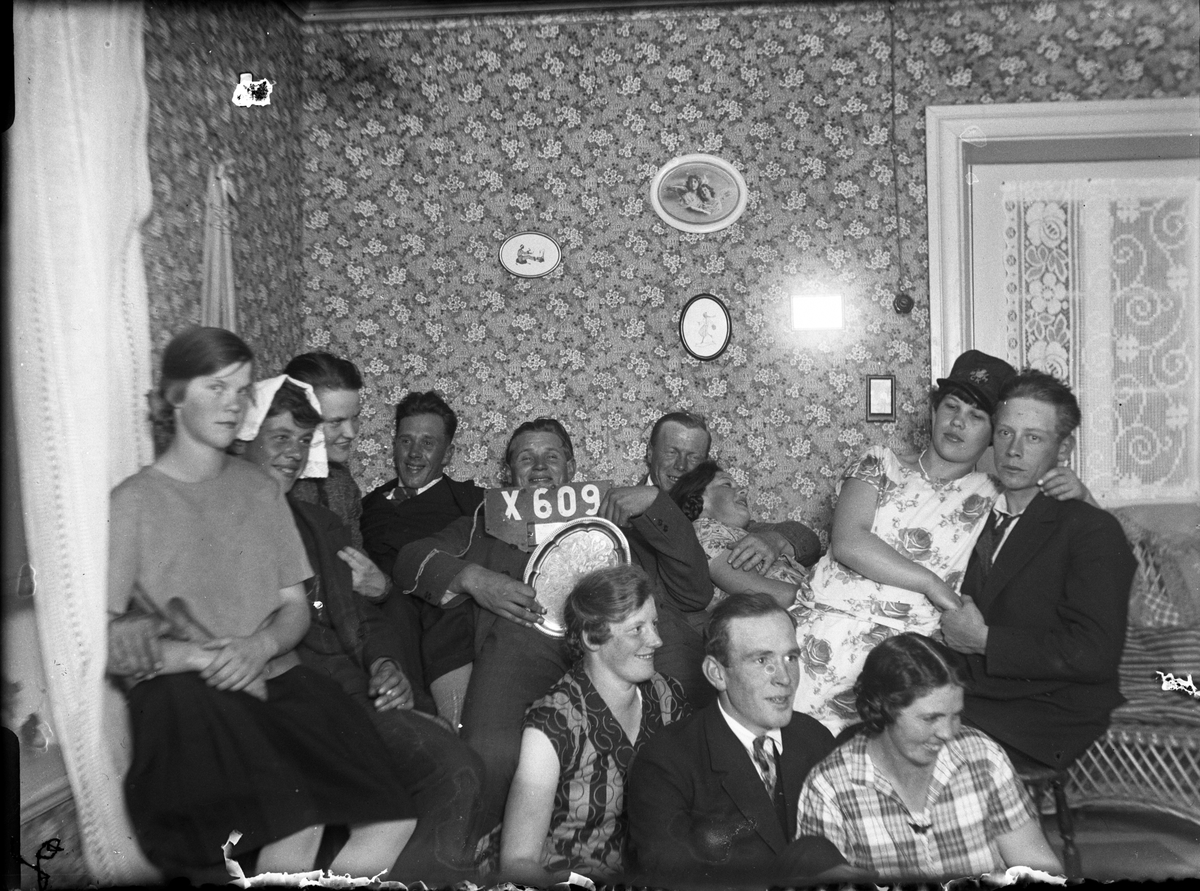 Till vänster i bakre raden Erik B Eriksson. Sittande främre raden, från vänster Hilda Eriksson, okänd, Agnes Andersson, Rimsbo.