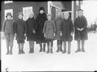 Skolan i Annefors i Axel Olssons fastighet. Lärarinnan heter Hilda Hedvall.