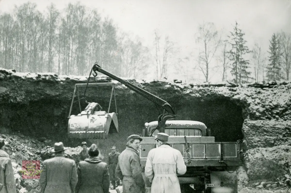 Volvo lastebil og grabb. En demonstrasjon som knyttes  til bilde NVM 00-F-33746 der Colbjørnsen med flere beskuer det hele.