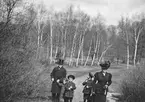 Familjegrupp på besök i Haga. Den 28 april 1908.