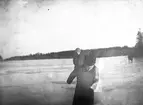 Acke och Erik på isen. December 1908.