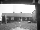 Stugorna vid Hemlingby. År 1906. Ove Strands farmor och farfar.(Föreningslokalen).