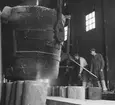 Fyllning av kokiller med elektrostål. SKF Hofors bruk.