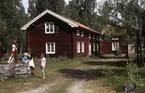 Barbro Nyberg och barn vid Hamrånge Hembygdsgård i Bergby.