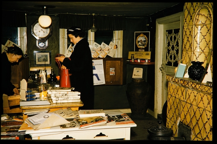 Interiör av Snus-Lundgrens 1956. Sandgärdsgatan 17, Växjö. Kund och expedit.