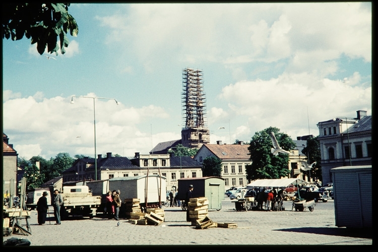 Stortorget i Växjö, 1959. Domkyrkan renoveras.