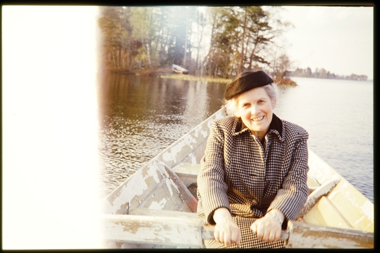 Alfhild Sandberg ute och ror en träeka. 1959.