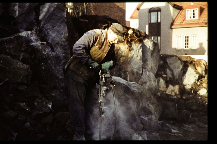 Rivningen av Båtsmansbacken i Växjö, 1960. Borrning.