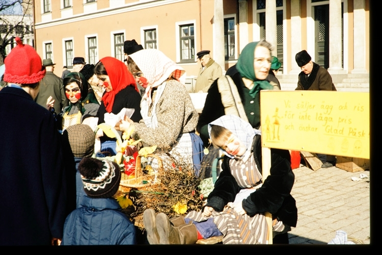 Påsk på Stortorget i Växjö. Mars, 1970.