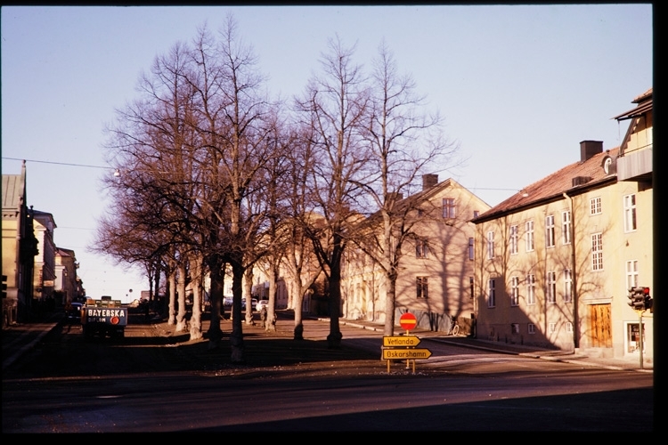 Norra Esplanaden i Växjö, okänt årtal. Lindallén försvinner.