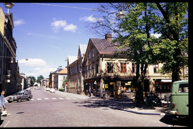 Kungsgatan norrut, i korsningen vid Norrgatan. Växjö, 1974