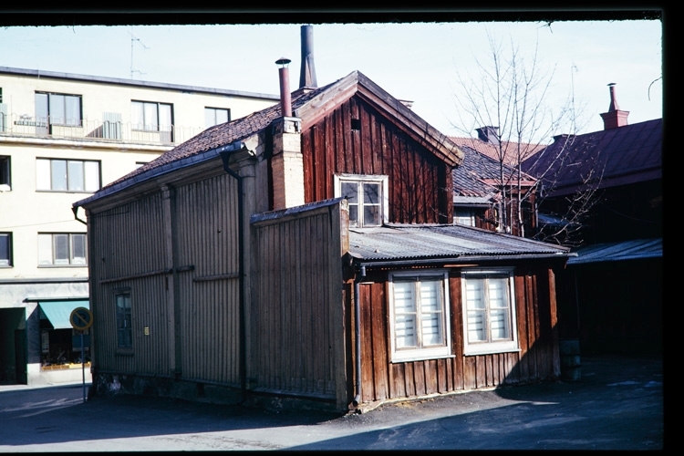 Snus-Lundgrens på Sandgärdsgatan i Växjö, 1960-tal. Gårdssidan.