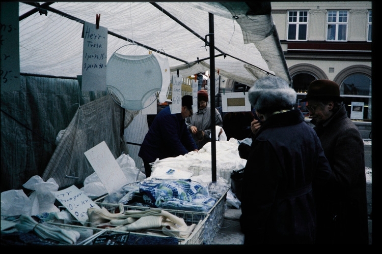 Försäljning av kläder på Stortorget i Växjö, 1970-tal.