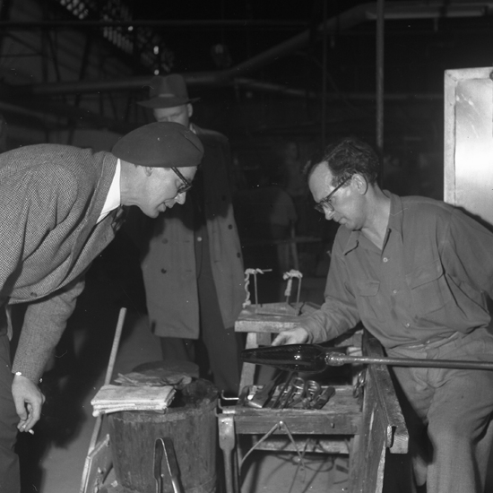 Vicke Lindstrand till vänster, Bengt Heintze till höger och Karl Karlsson i bakgrunden, Kosta glasbruk, oktober 1957.