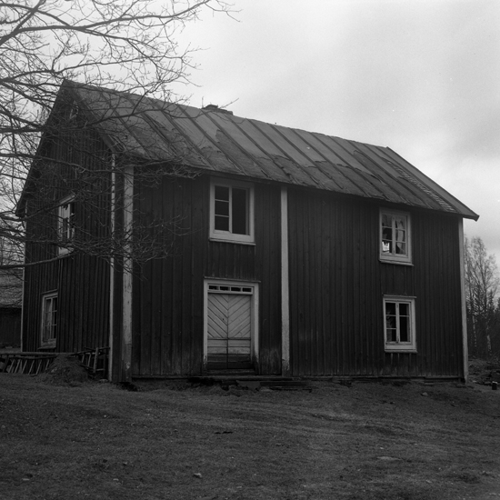 Foto av ett bostadshus med fasad av trä.