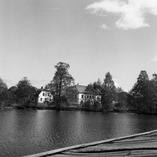 En mangårdsbyggnad vid sjö. Taget från ångbåten "Thor".