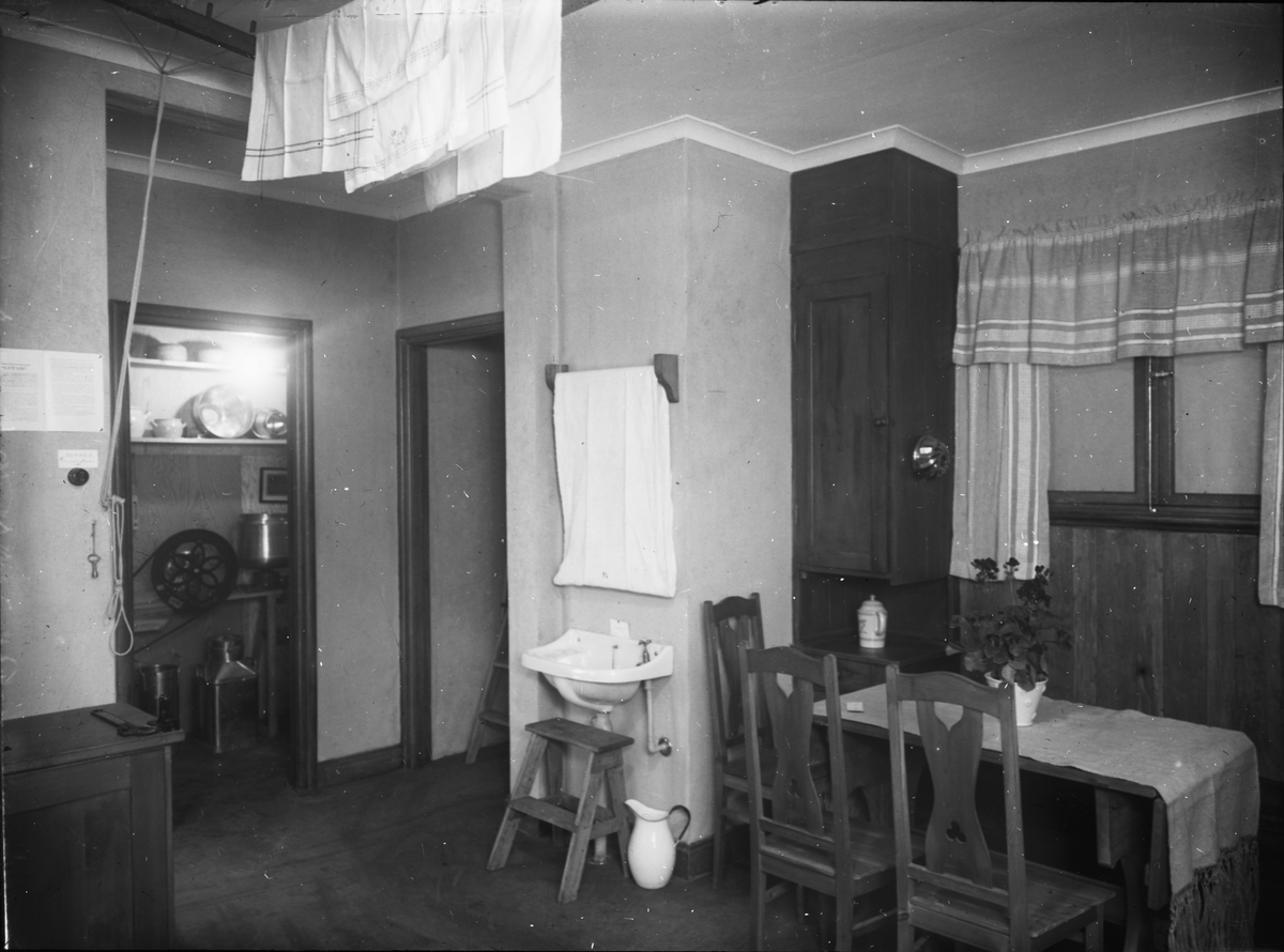 "Bygge och Bo" utställning på Konstakademien 1921.
Lanthushållskök.