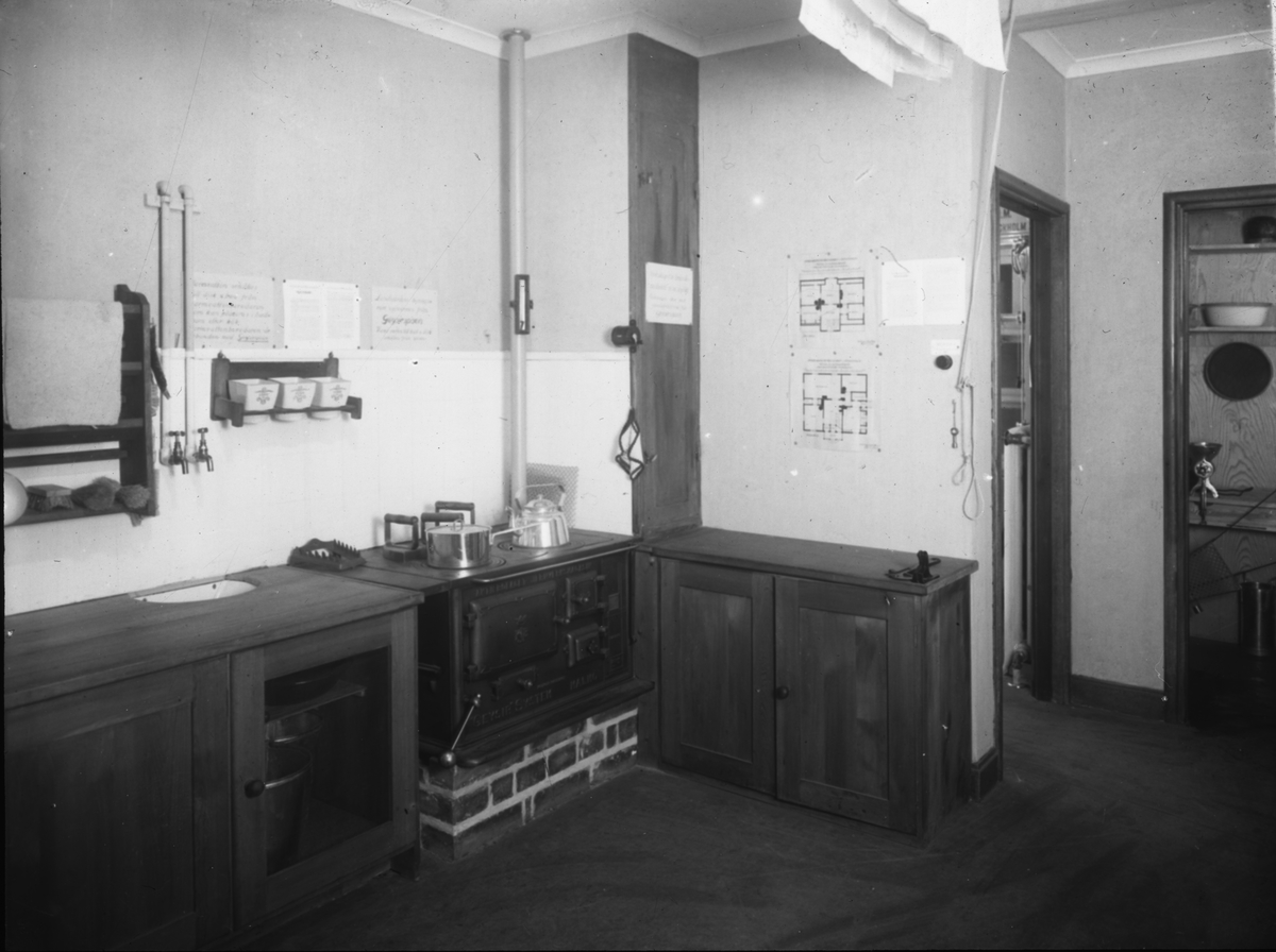 "Bygge och Bo" utställning på Konstakademien 1921.
Lanthushållskök.