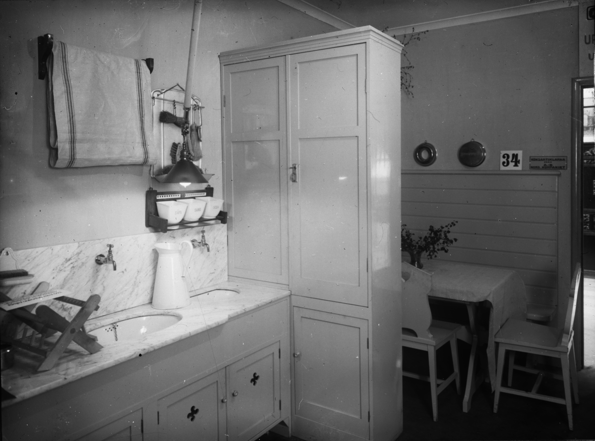 "Bygge och Bo" utställning på Konstakademien 1921.
Diskbänk och matplats.
"Fackskolan i Uppsala".