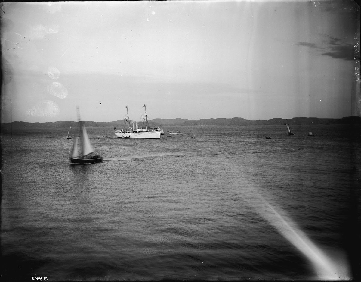 Oscar II:s fartyg Drott och segelbåtar på havet. Troligen i trakterna kring Lysekil.