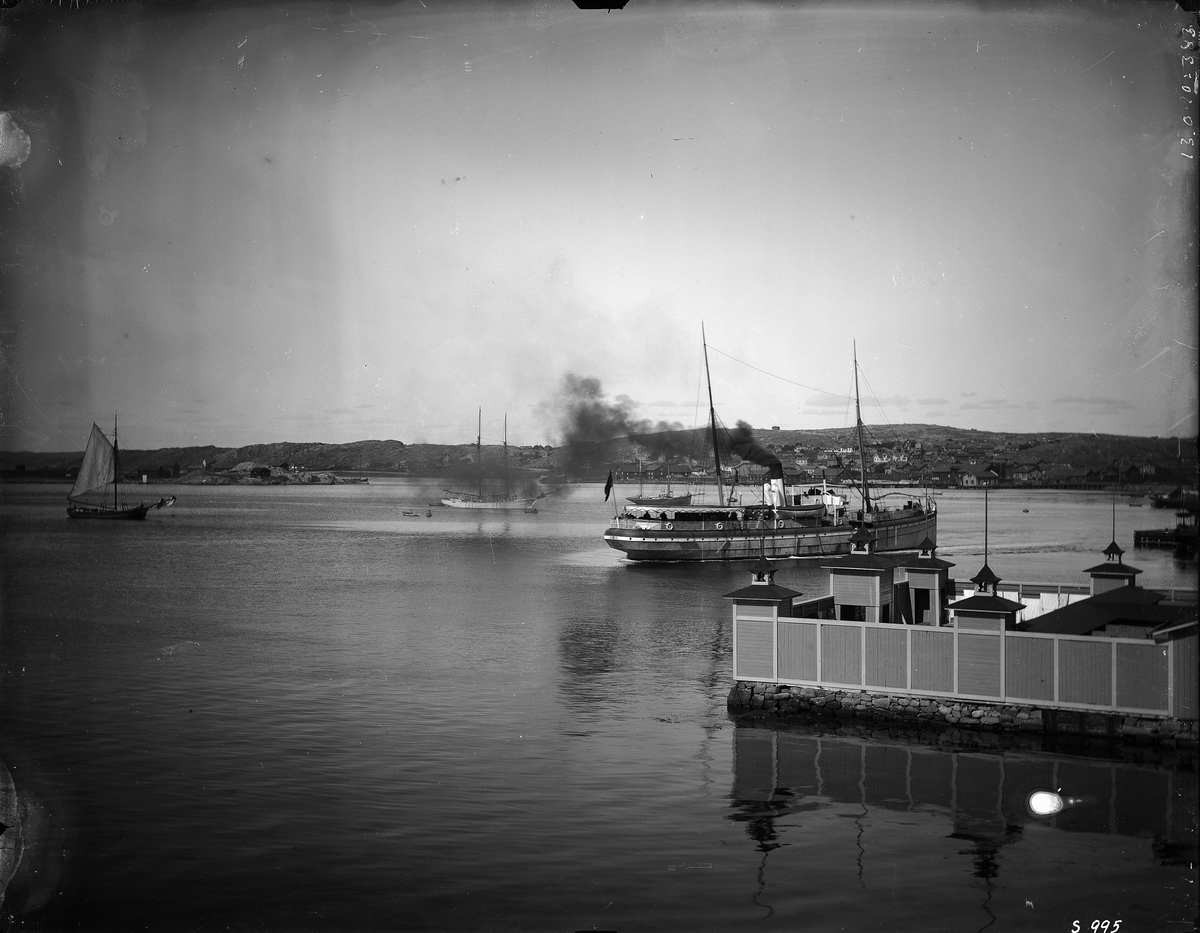 Vy från Lysekil. Ångbåt vid kallbadhusuet.