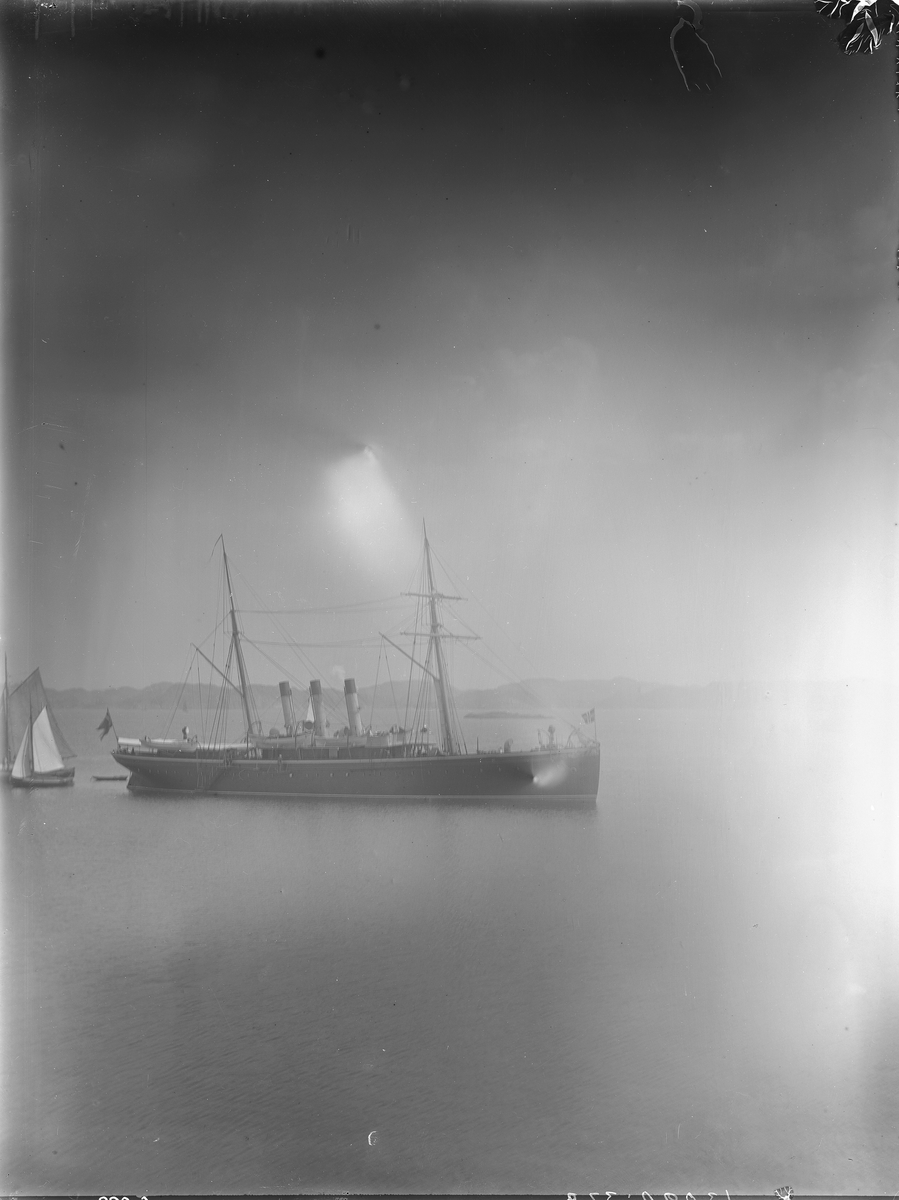 Ångfartyg, troligen i trakterna kring Lysekil.