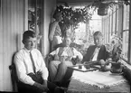 Folke Hillström (längst till vänster), Hedenström med pipa i gungstolen och Ragnar Hillström (längst till höger) på en veranda.