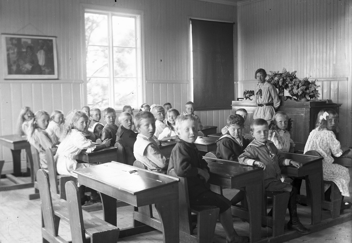 Fröken Rosvall med sin klass i Östby skola.